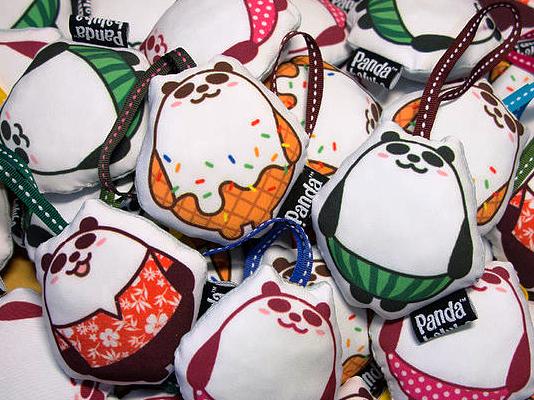 じわじわ人気上昇中の「Pandahaluha」。何とも言えない無表情さがまたかわいい！②③（チョコレートレインショップ内）