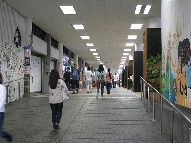 この中は、香港一長い「ヒルサイド・エスカレーター」へと続く通路にもなっているのですが…