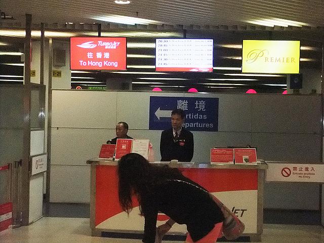 香港と書いてある入口に行きます