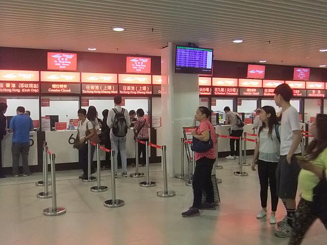 香港と書いてあるチケットブースに向かってください