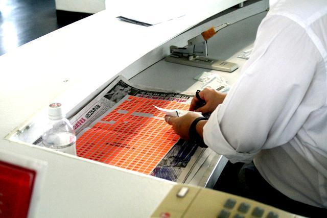 乗船ゲートのカウンターでチケットを差し出すと、座席番号が張られます