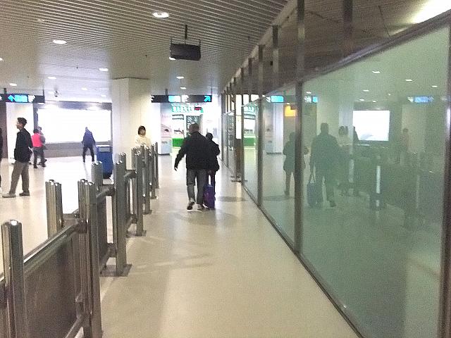 税関を抜けた直後
