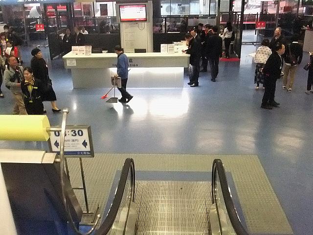 税関後のエスカレーター