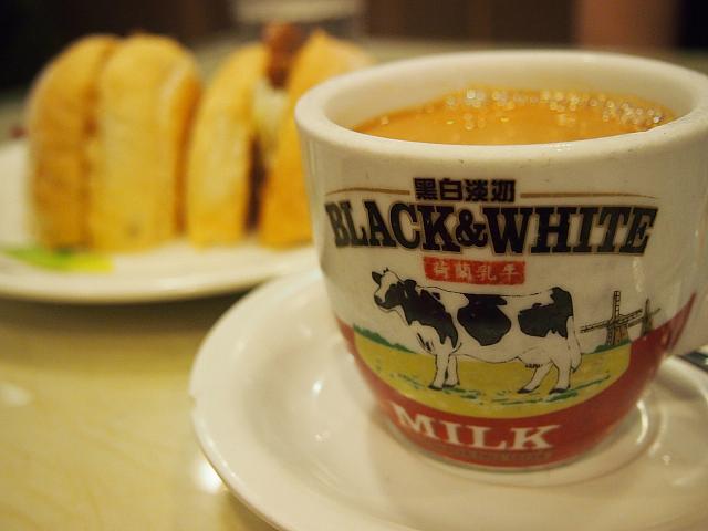 早朝オープン、24時間営業の茶餐廰もあり。