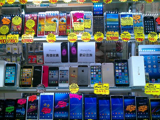 写真はソニーのスマホですが、日本メーカーのスマホも売られています