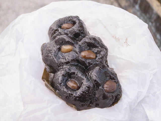 手のひらサイズの雞屎籐茶果（$8）。