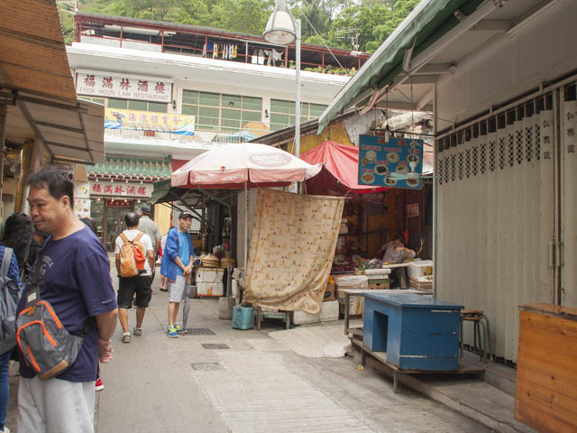 （１）角の果物屋さんを右へ入ります。