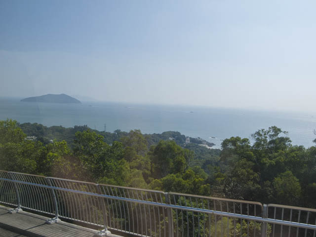山を抜けると美しい海岸線の砂浜や湾の景色が広がります。