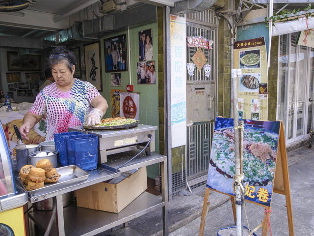 店先で焼いてくれます。
