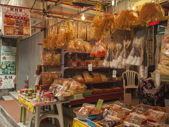 乾物屋さんなどが並ぶ商店街。
