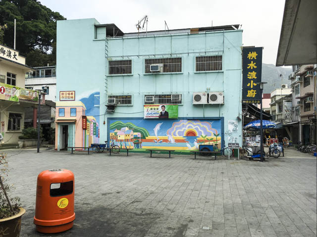 （４）路地を抜けると広場に。吉慶街は向かって右の道です。