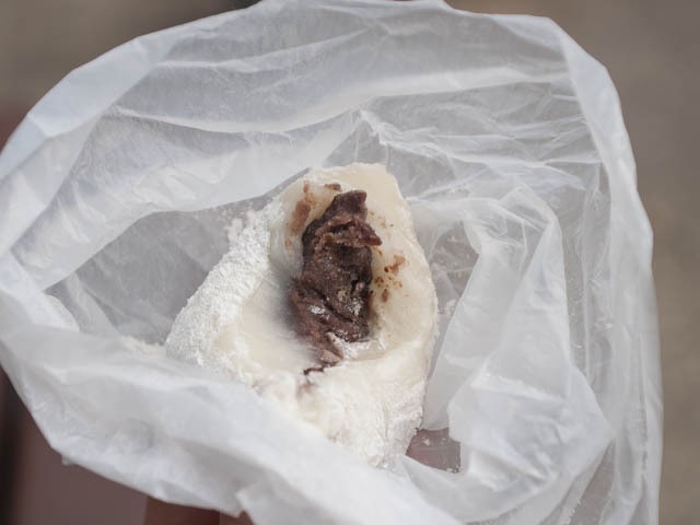 例えれば大福。あずき餡の糯米糍（$6）。