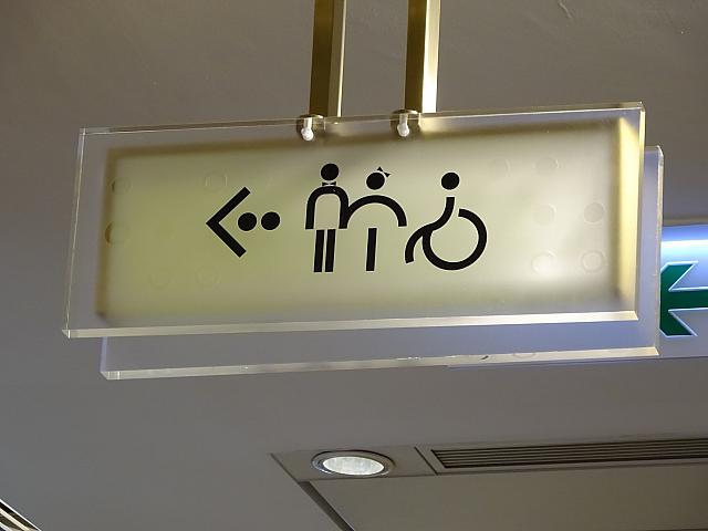 トイレの表示は比較的見つけやすいです。