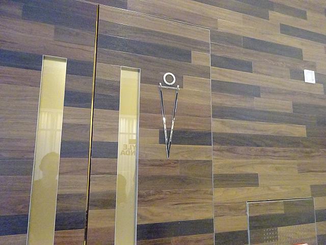 フロアによってはトイレが見つけにくいことも。この場合、扉を押して中に入ってください。