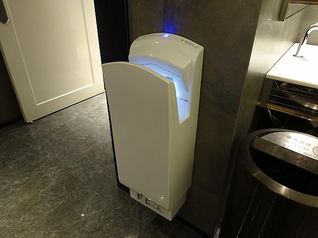ペーパーナプキンのほか、殺菌機能付ハンドドライヤーも。