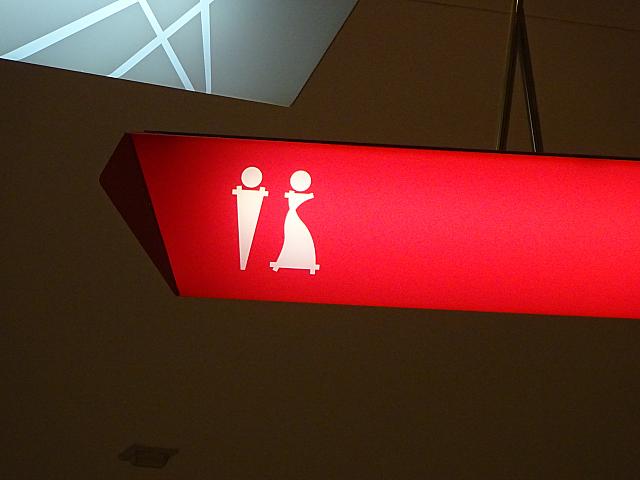 若い人に人気のショッピングモールだけあって、表示もおしゃれ。
