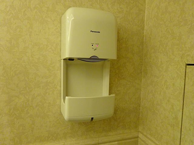 ハンドドライヤーも備え付けられています。