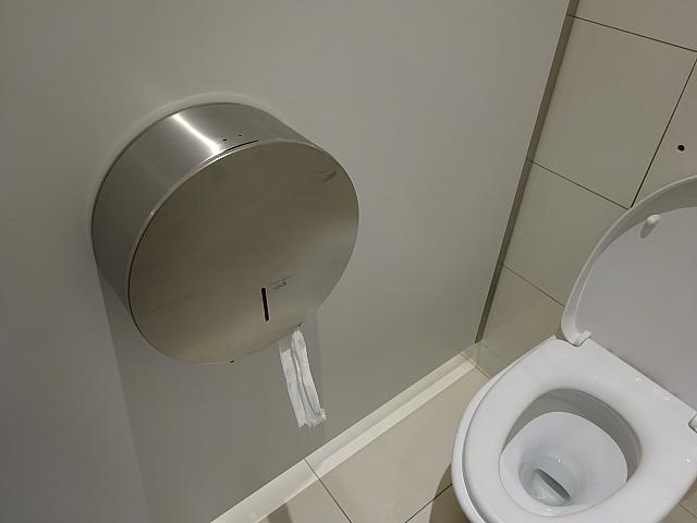 トイレもごく普通で、個室の設備はペーパーのみ。