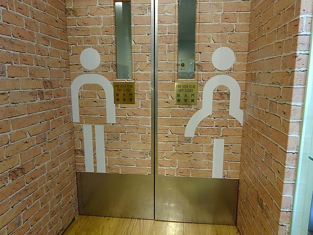 ほとんどのトイレは奥まった場所にあるのでご注意。このマークを目印に。