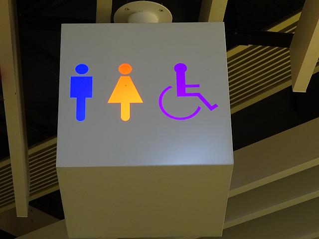 ごくありきたりのトイレマーク。