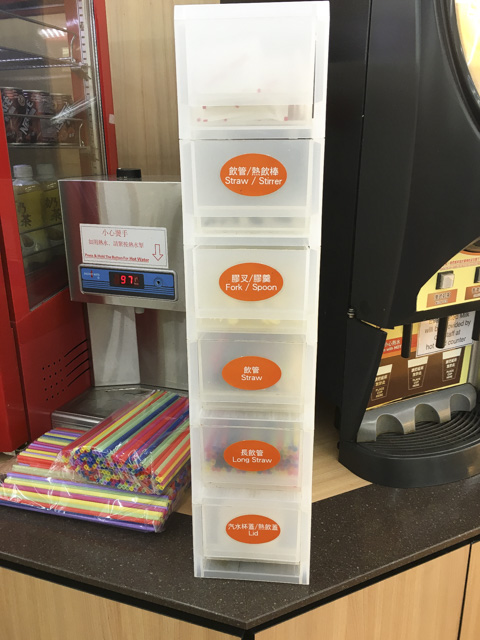 ストローなどの備品も揃ってます。