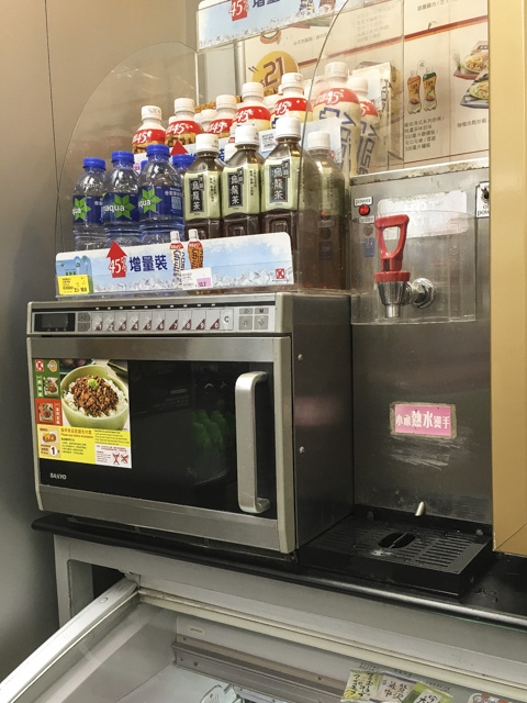 香港コンビニの必須備品の電子レンジとお湯。