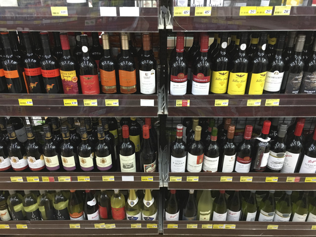 お酒コーナーも店舗によっては品揃えがいい。