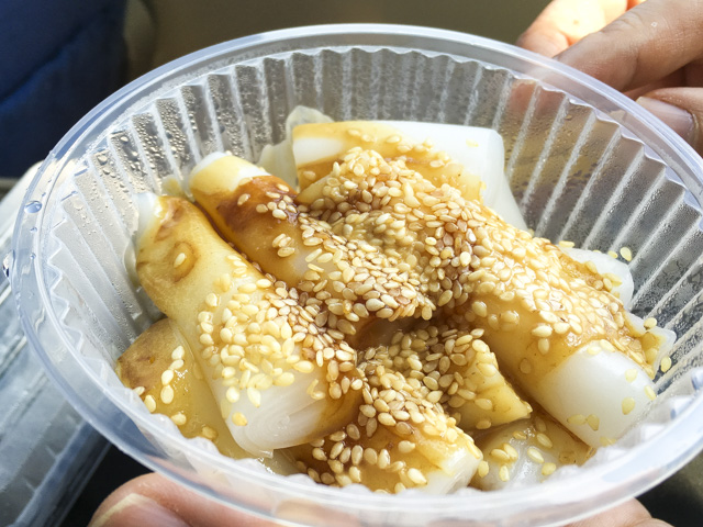 腸粉。HK$9.50、ソースは自分で選べます。