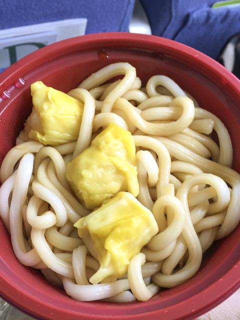 うどんに焼売をトッピングしたもの。HK$15
