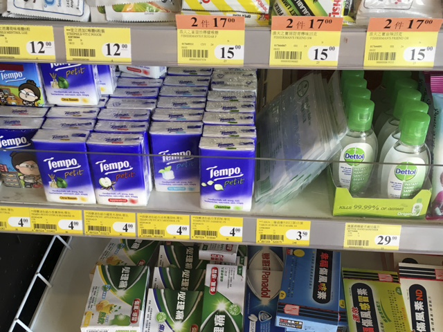 分厚い香港ティッシュは結構使えます。となりの消毒ジェルと一緒に持ち歩くと清潔を保てます。