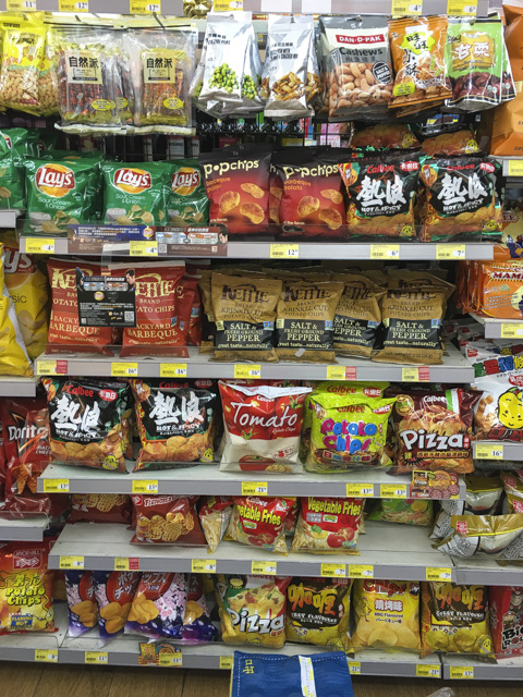 ポテチは国際色豊かな品揃え。