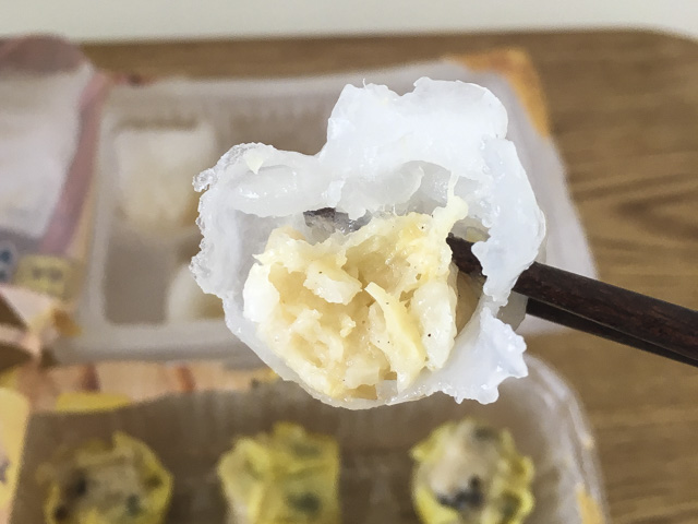これまた小さ〜〜い。普通の蝦餃の１/４くらいかも。小さいながらもちゃんと蝦餃の形が可愛すぎてたまらない。余裕で２ついっぺんに食べられる大きさ。小さいせいか刻まれた蝦です。でも味は悪くないのです。
