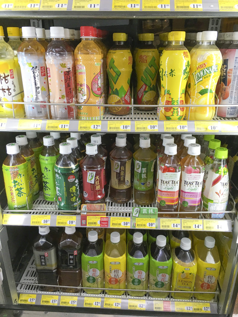 日本、台湾、香港ブランドが頑張る、お茶系飲料はたくさんの種類。
