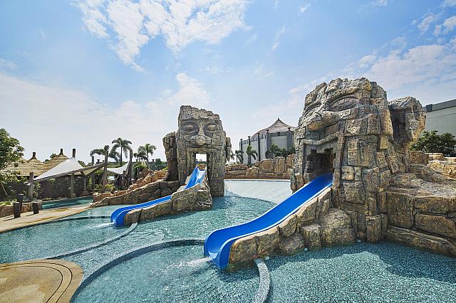 プールにある滑り台