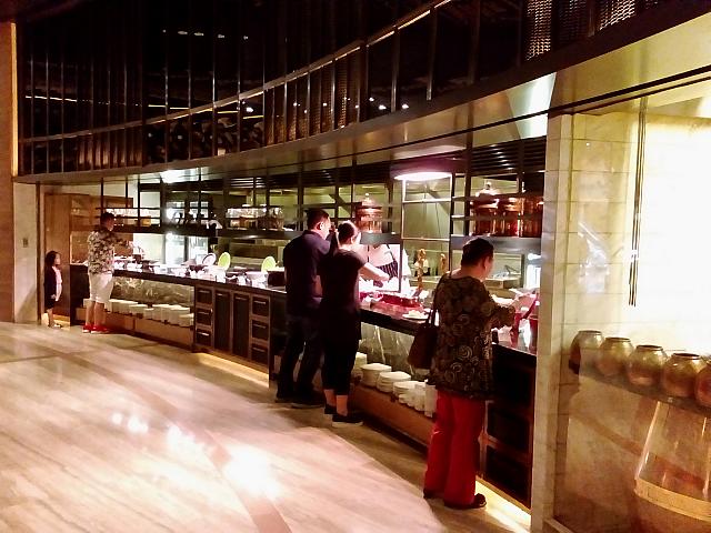 ビュッフェを楽しめるレストラン、Spotlight