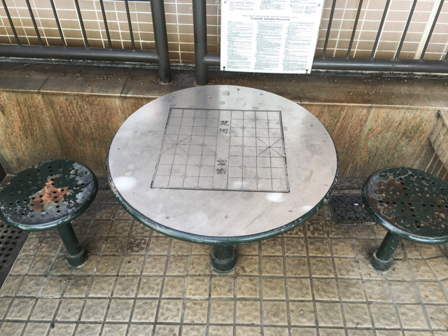 狭い路地のプチ公園には将棋盤