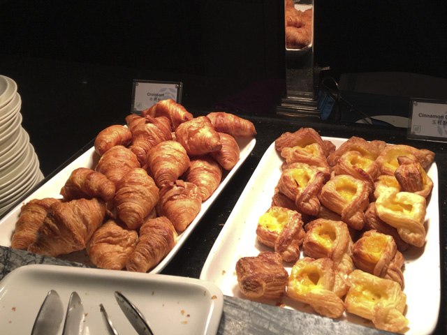 スイーツとパン類はエントランス近くのカウンターで