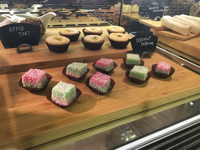 サンドイッチやスイーツはカウンターのケースの中をチェック！