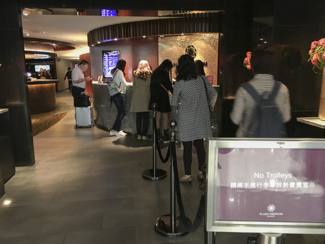 人が並んでいても比較的スムーズに進みます