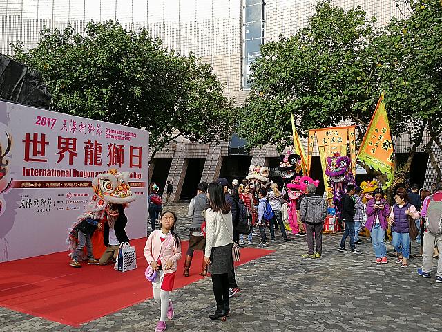 さわり放題、かぶり放題ということもあって、多くの人がこの貴重な体験を楽しんでいました。