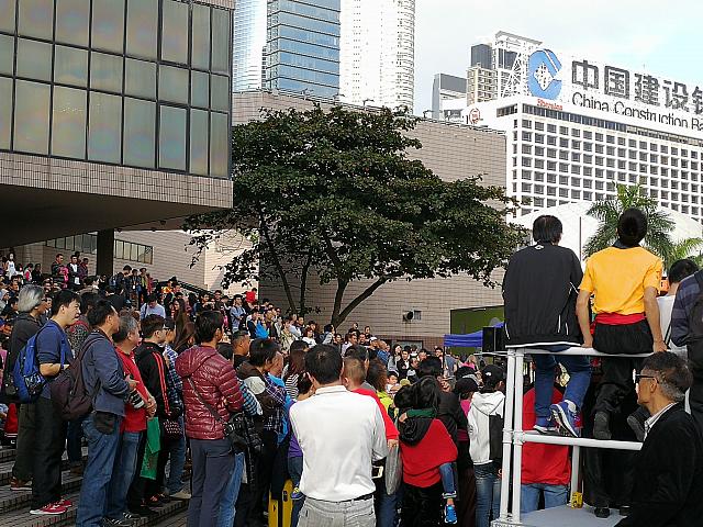 おや？この人だかりは何？？