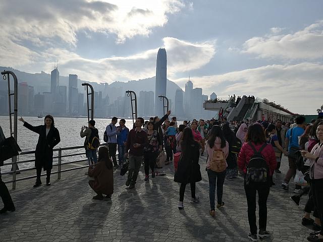 尖沙咀も相変わらずたくさんの観光客で賑わっていました。