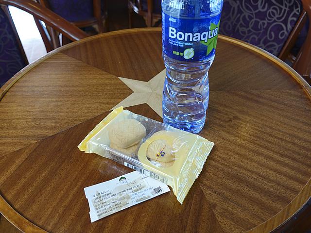 乗船チケットを見せるとスナック（この時はパイナップルケーキ）と飲み物（ソフトドリンク）が無料でもらえます。アルコールは有料ですが購入可能。