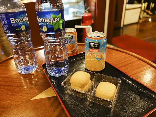 クルーズ料金に含まれるドリンクとスナック。