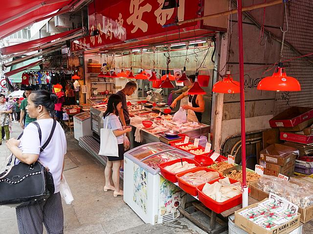 街市の外にもたくさんの商店が並ぶ