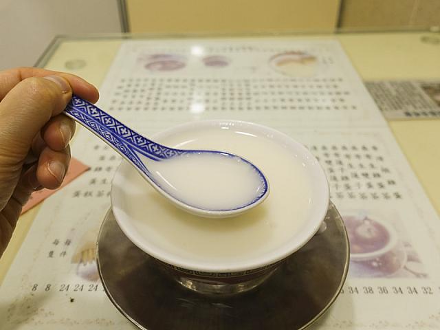 お散歩の最後に「純正杏仁露（アーモンドしるこ）」HK$34