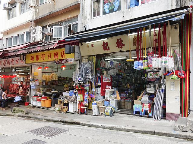 正街より西側には昔ながらの商店が並ぶ