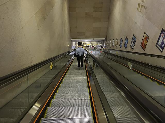 地底の奥深くまで入っていきそうな長いエスカレーター