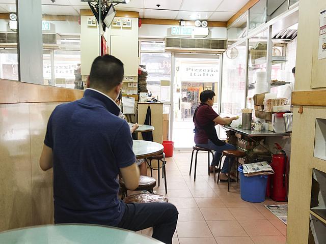 細長い店内