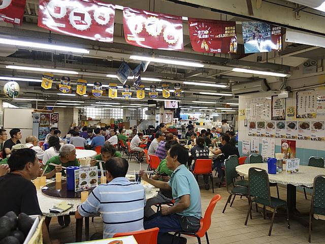 「熱食中心」は街市のフードコート！食事時はいつも地元の人で賑わっています。